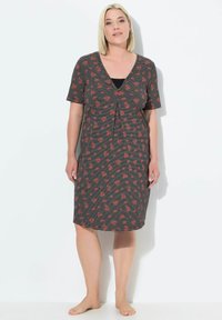 Abito a righe in nero e grigio con motivo floreale rosso, maniche corte, scollatura a V e vestibilità ampia. Tessuto morbido; design fino al ginocchio.