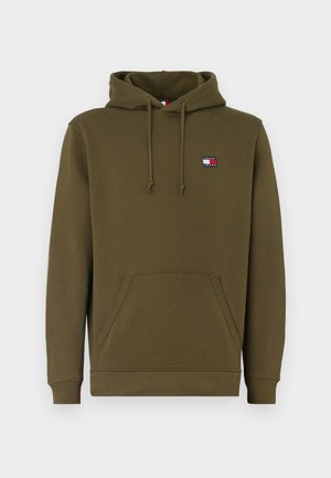 Bluza z kapturem w oliwkowej zieleni, z przednią kieszenią, sznurkami oraz małym logo Tommy Jeans na lewej piersi.