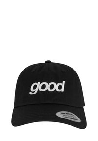 Cappello da baseball regolabile nero in cotone con visiera curva, con ricamo bianco "good" sul davanti e un'etichetta argento sul lato.