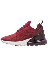 Pánské vínové tenisky Nike Air Max 270 s vrchní vrstvou z síťoviny, poutkem na patě, bílou mezipodešví a černou vzdušně odpruženou podešví.