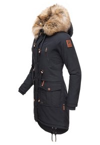 Parka negra con capucha de piel sintética, cierre frontal con cremallera, cuerdas ajustables y múltiples bolsillos, con acentos de cuero marrón.