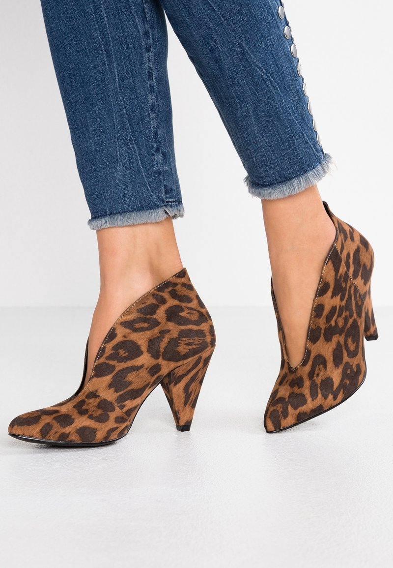 Hohe Schuhe mit Leopardenmuster und spitzem Absatz, aus strukturiertem Wildleder gefertigt, mit einem eckigen Ausschnitt und einem stabilen Absatz.