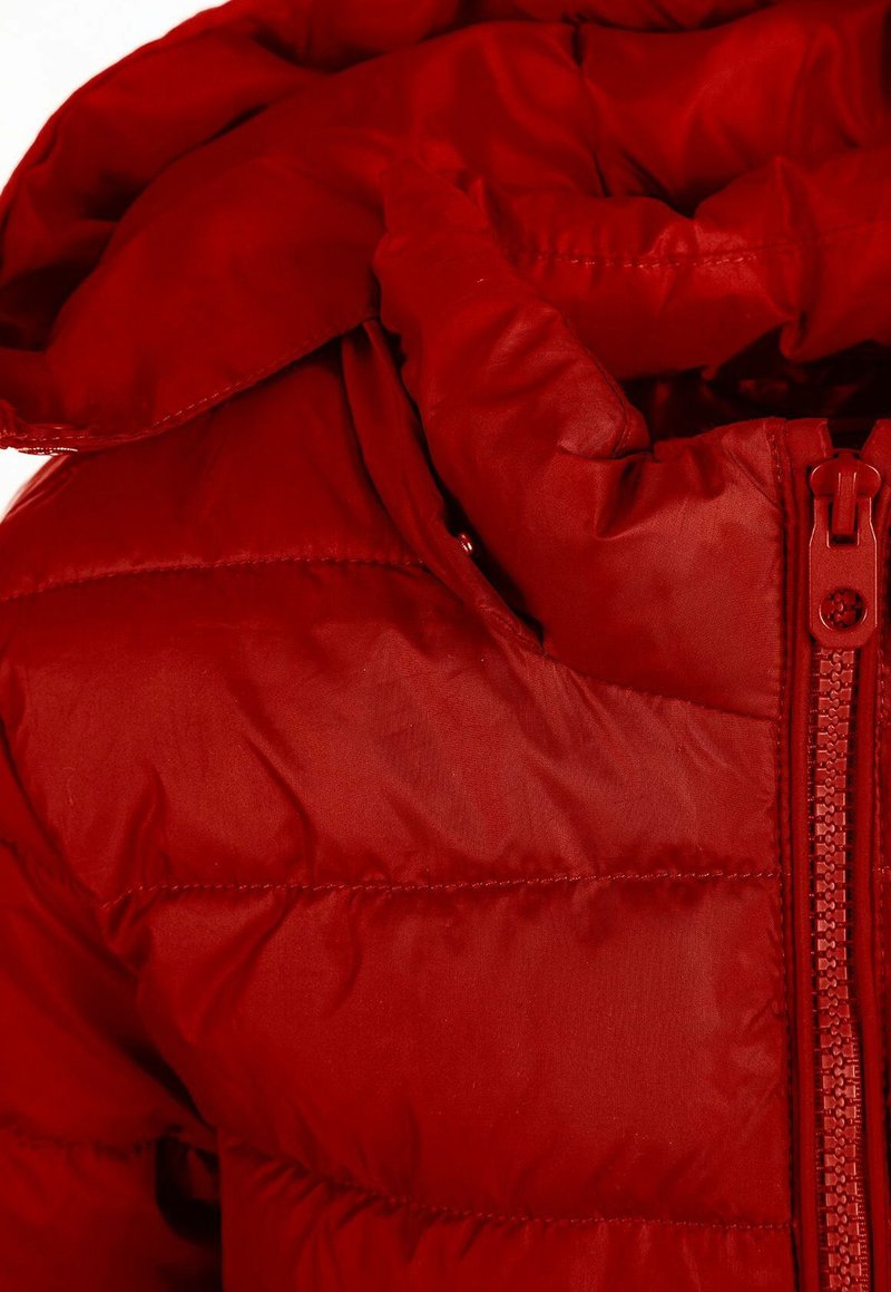 Czerwona puchowa kurtka z kapturem, charakteryzująca się gładką, błyszczącą teksturą, widocznymi szwami wzdłuż pikowanych sekcji oraz zapięciem na zamek z przodu.