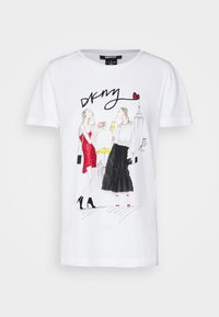 Bílý tričko s ilustrací dvou žen, jedna v červených šatech jí preclíky, druhá v černé sukni pije z sklenice, s textem "DKNY".