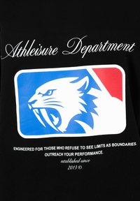 Athleisure Department-logo met een brullende wilde kat binnen een embleem in rood, wit en blauw, plus motiverende tekst over prestaties sinds 2013.