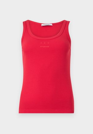 Canotta rossa a coste senza maniche con scollo a U e piccolo logo "CPH Studios" centrato vicino al collo.