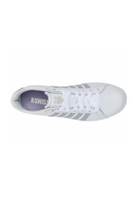 Baskets blanches en cuir synthétique, trois rayures grises, lacets blancs et une semelle intérieure lilas avec le logo K-Swiss.