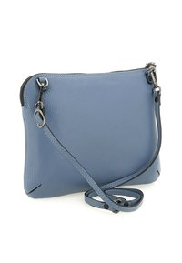 Borsa a tracolla in pelle blu testurizzata con zip in metallo argentato e tracolla staccabile, esposta su uno sfondo bianco.