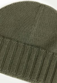 Olivgrüne, gestrickte Mütze mit geripptem Umschlag und strukturiertem Maschenmuster überall.