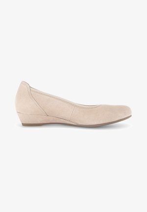 Beige suedeballet flats med rund tå og lav kilehæl, med sømløse sider og subtile stikninger.