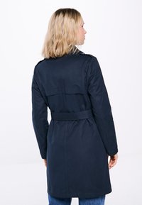 Granatowy trench coat z paskiem w talii, długimi rękawami i wentylacją z tyłu, wykonany z gładkiego materiału, z klasycznymi detalami kołnierzyka.