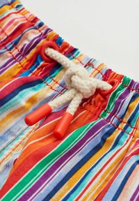 Kleurige gestreepte zwembroek met een textuurstof, rode accenten, een beige trekkoord en verstelbare toggles.