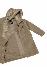 Beige, zachte stoffen jas met een gewatteerde capuchon en binnenvoering. Voorzien van lange mouwen, knoopsluitingen en een gladde binnenkant.
