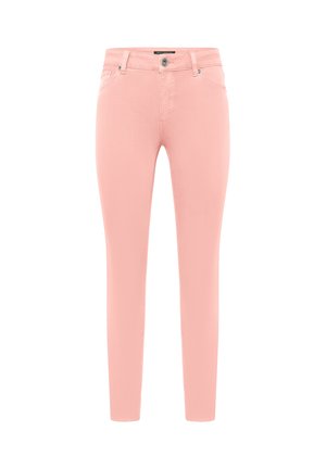 Jean slim rose clair avec bouton à l'avant, passants pour ceinture et design classique à cinq poches, présenté sur un fond blanc.