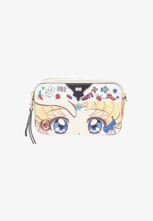 Valkoinen vetoketjullinen pussukka, jossa on sarjakuvamainen kasvot ja suuria sinisiä silmiä. Koristeltu erivärisillä tarroilla ja yksityiskohdilla.