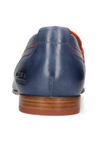 Zapato de vestir de cuero marino con acentos rojos, textura suave, tacón redondeado y suela de madera. Presenta el logo de la marca en relieve en el lateral.