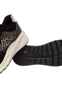 Sneakers neri e con stampa leopardata, con una tomaia in suede testurizzato, dettagli glitterati e una suola intermedia bianca. Suola in gomma con battistrada a fantasia.
