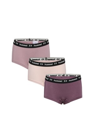 Trzy damskie bokserki w kolorze różowym, jasnoróżowym i fioletowym z czarnymi pasami w talii, na których znajduje się biały logo "hummel" oraz strzałki.