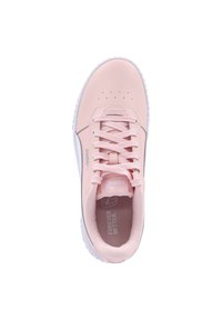 Sneakers Puma w miękkiej różowej skórze z białymi akcentami, okrągłym noskiem, perforowanymi detalami i wyściełaną wkładką z tekstem.