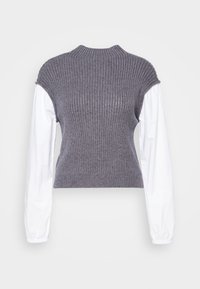 Graues geripptes Strickoberteil mit kurzen Ärmeln und weißen langen Ärmeln. Mit hohem Halsauschnitt und figurbetontem Design. Texturierter Stoff mit einem gestuften Look.