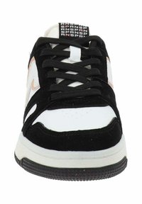 Sneaker in bianco e nero con tomaia in suede e pelle, punta rotonda, lacci piatti e suola in gomma testurizzata. Presenta il logo sulla linguetta.