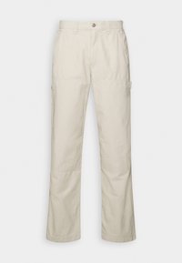 Pantalon beige droit avec passants pour ceinture, fermeture par bouton, poches latérales et boucles multifonctions de chaque côté.