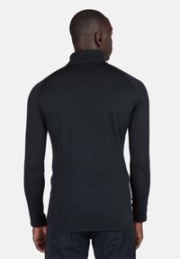 Pullover nero a maniche lunghe con colletto alto, tessuto texturizzato e design aderente. Presenta dettagli delle cuciture e una finitura liscia.