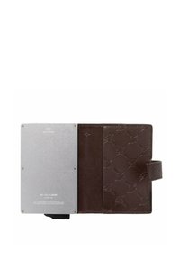 Portfel E-CAGE ma srebrną metaliczną obudowę oraz ciemnobrązowe, skórzane wnętrze z wytłaczanymi wzorami. Kompaktowa konstrukcja z bezpiecznym zamknięciem.