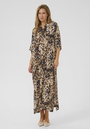Maxi kjole med leopardmønster i nuancer af brun og sort, med krave og korte ærmer. Letvægtsstof.