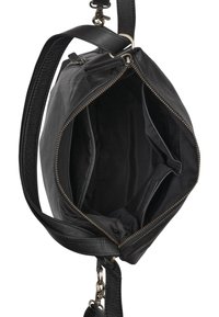 Borsa a tracolla in pelle nera con chiusura a zip, dotata di una strap singola e di una tasca interna. Texture liscia, design minimalista.