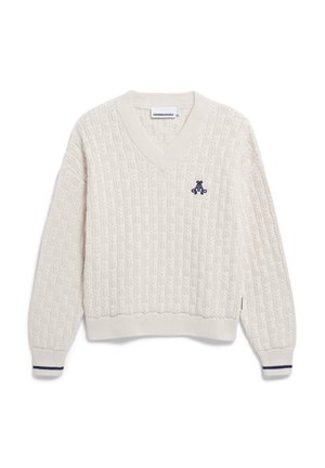 Pull en tricot écru avec col en V, motif texturé, logo brodé bleu marine sur la poitrine et poignets côtelés avec des rayures accentuées bleu marine.