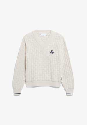 Pull en tricot écru avec col en V, motif texturé, logo brodé bleu marine sur la poitrine et poignets côtelés avec des rayures accentuées bleu marine.