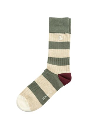 Calcetín acanalado individual con rayas horizontales verdes y beige, punta blanca, talón rojo oscuro y pequeño logo blanco cerca del tobillo.