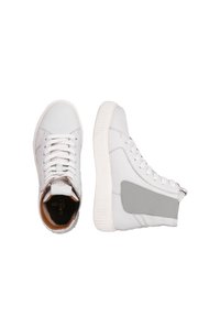 Sneakers bianche alte con un pannello laterale grigio, design con allacciatura e suola in gomma testurizzata. Presenta dettagli di cucitura e una fodera interna marrone.