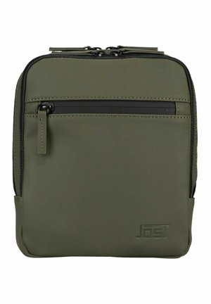 Pochette carrée compacte de couleur vert olive avec une poche zippée à l'avant, deux fermetures éclair sur le dessus, et un logo embossé dans le coin inférieur droit.