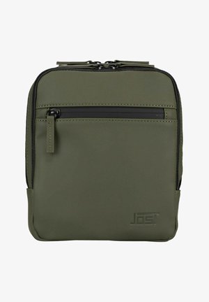 Pochette carrée compacte de couleur vert olive avec une poche zippée à l'avant, deux fermetures éclair sur le dessus, et un logo embossé dans le coin inférieur droit.