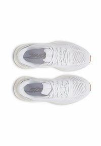 Baskets de sport blanches avec une tige en mesh respirant, bout arrondi et semelle extérieure beige clair. Présente des lacets fins blancs et une languette rembourrée.