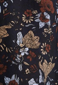 Blomstret stof med store hvide, gyldne og røde blomster mod en mørk marinblå baggrund; indviklede detaljer og teksturer i kronblade og blade.