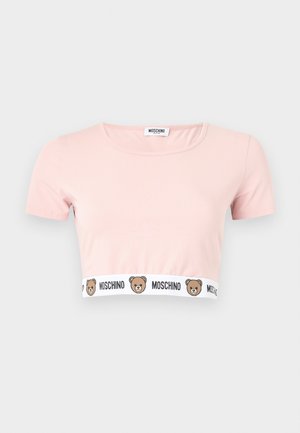 Hele roosa lühikeste varrukatega topitud T-särk, ümmarguse kaelusega ja valge elastse äärisega, millel on karu näod ja tekst "MOSCHINO".