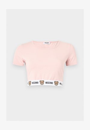 Světlé růžové crop tričko s krátkými rukávy, kulatým výstřihem a bílou elastickou páskou na lemu s motivem medvídkových tváří a nápisem "MOSCHINO".
