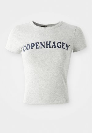 Svijetlosiva majica kratkih rukava s okruglim izrezom i natpisom "KOPENHAGEN" ispisanim velikim tamnoplavilim slovima preko grudnog dijela.