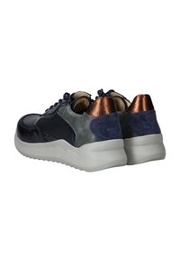 Sneakers met een mix van materialen, waaronder marineblauw leer, grijs suede en een metallic koperen accent. Chunky witte buitenzool met textuur voor grip.