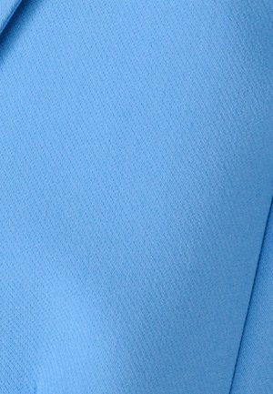 Tissu bleu clair, texturé avec un tissage doux et régulier. Le matériau semble durable et légèrement réfléchissant sous certains éclairages.