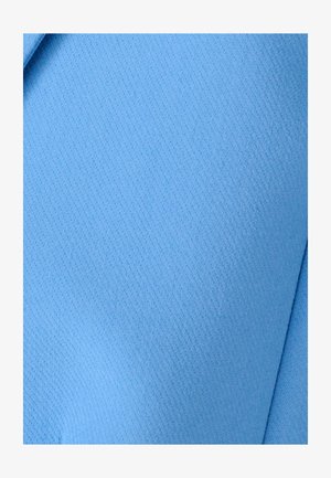 Tissu bleu clair, texturé avec un tissage doux et régulier. Le matériau semble durable et légèrement réfléchissant sous certains éclairages.