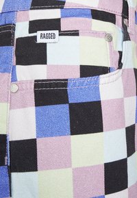 Monivärinen ruudullinen kangas, jossa on neliöitä sinisävyissä, vaaleanpunaisissa, mustissa ja vihreissä. Kangaskappaleessa on pieni "RAGGED"-nimilappu ja metallinen kiinnitys.