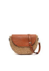 Flap in pelle tan con corpo in paglia intrecciata, forma a mezzaluna strutturata, tracolla regolabile e dettagli di cucitura discreti.