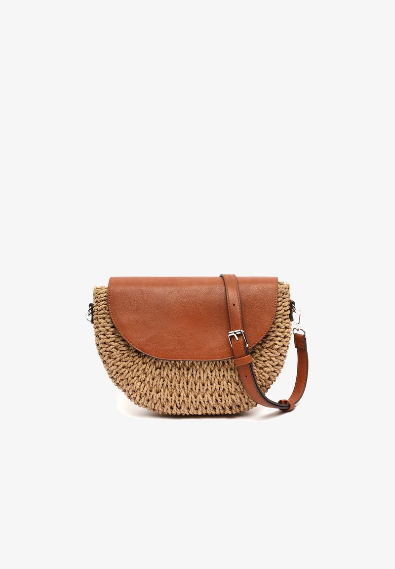 Tannfärgad läderflik med vävd halmkomposition, strukturerad halvmåneform, justerbar rem och subtila sömdetaljer.