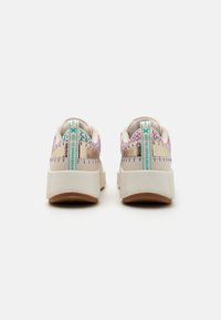Baskets avec une tige synthétique beige, des accents tissés multicolores et une épaisse semelle blanche. Présente une languette turquoise à l'arrière.