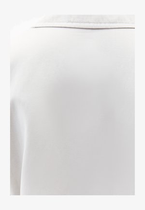 Tessuto bianco con superficie testurizzata, caratterizzato da una lucentezza sottile e un design con colletto classico. Nessun hardware o particolare visibile.