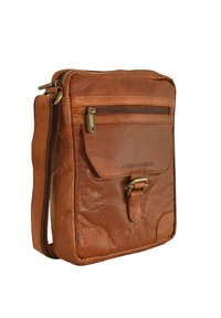 Bruine leren crossbody tas met een ritsvak aan de voorkant, klep sluiting en verstelbare schouderband. Heeft een gestructureerde afwerking en metallic hardware.